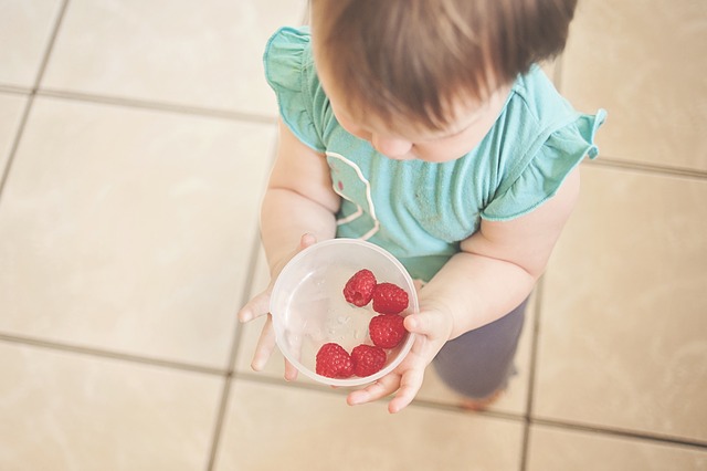 Come aiutare i nostri figli ad avere un rapporto equilibrato e sano con il cibo