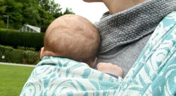 Babywearing: che cos’è e come praticarlo