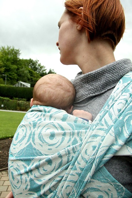 Babywearing: che cos’è e come praticarlo