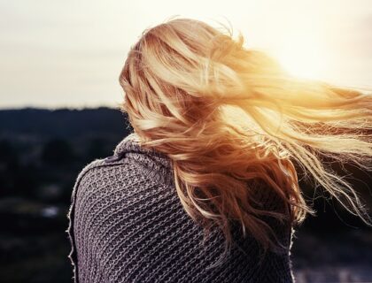 come avere cura dei capelli in autunno