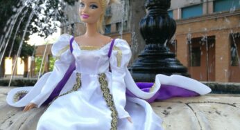 Barbie gioca con la moda.