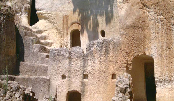 Le gite sorprendenti: insoliti posti da visitare coi bambini/ Le Grotte di Zungri