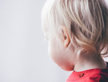 Pulizia dell'orecchio del bambino